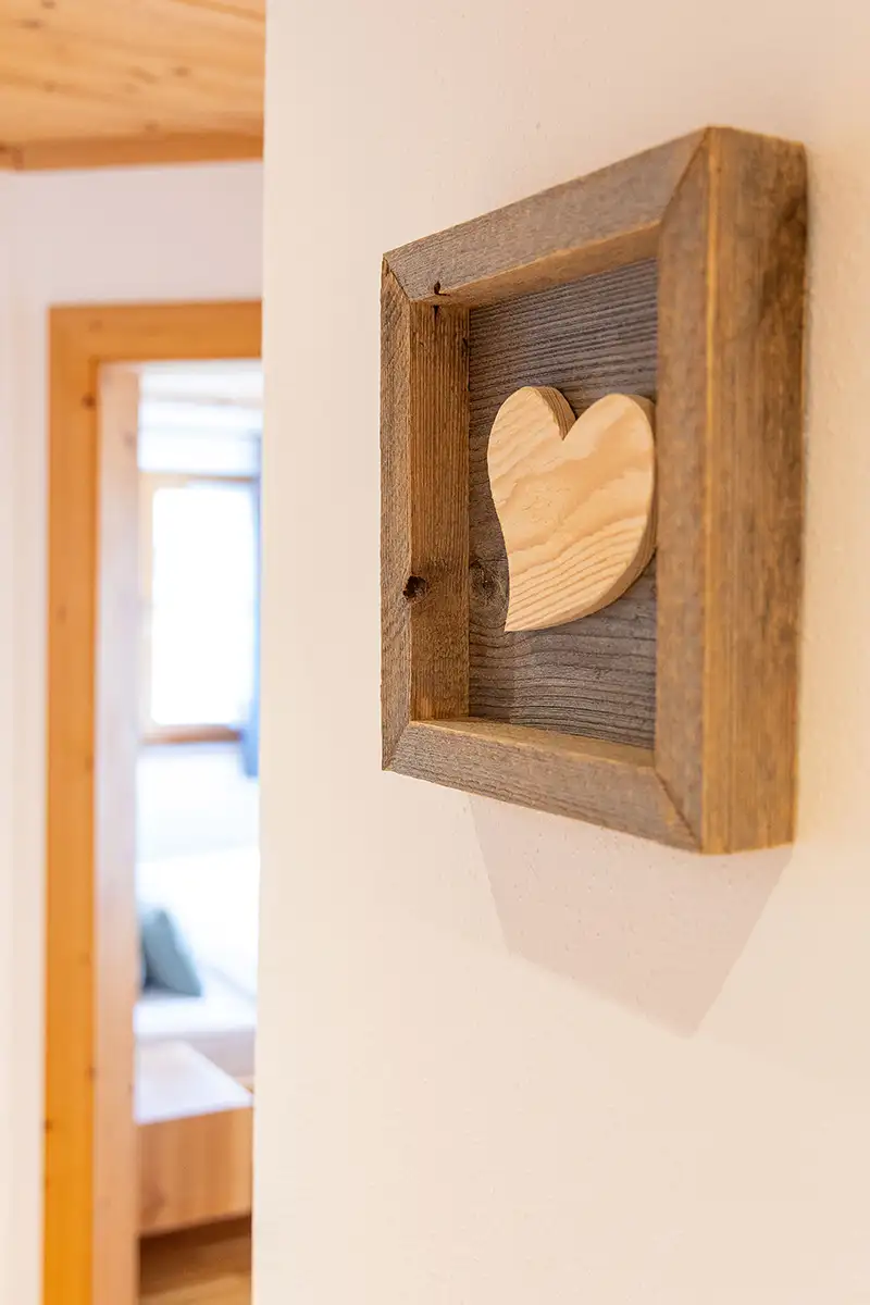 Zierholzrahmen mit Holzherz in der Mitte als Wandbild beim Broslhof