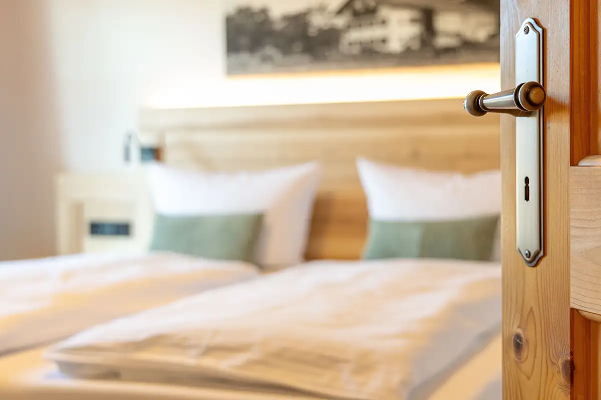 Schlafzimmer der Ferienwohnung Vorberg im Broslhof