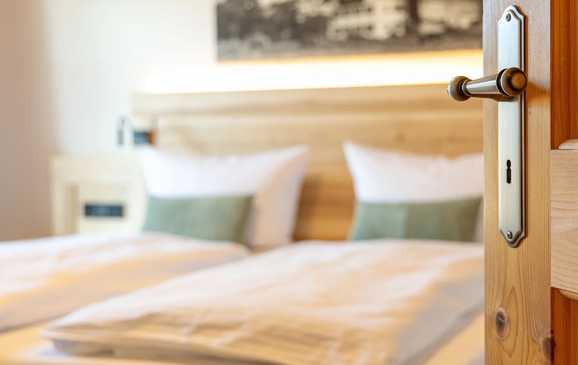Blick durch die Tür ins Schlafzimmer der Ferienwohnung Vorberg beim Broslhof